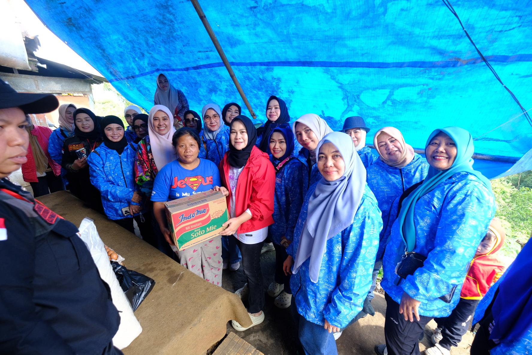 TP PKK Gowa Salurkan Bantuan ke Warga Miskin Ekstrem di Malino