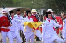 Sukses Kibarkan dan Turunkan Bendera, Bupati Husniah Apresiasi Keberhasilan Anggota Paskibraka